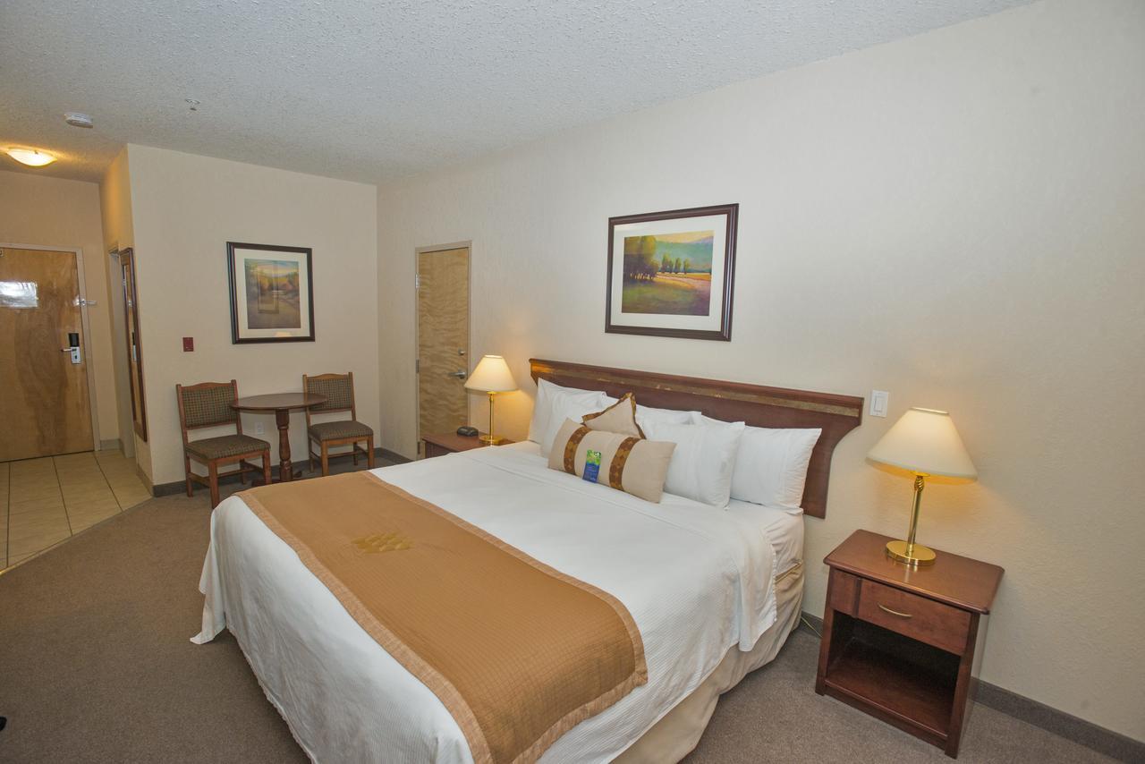 Lakeview Inns & Suites - Chetwynd Extérieur photo